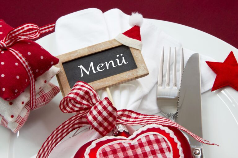 Frohes Fest – gedeckter Weihnachtstisch