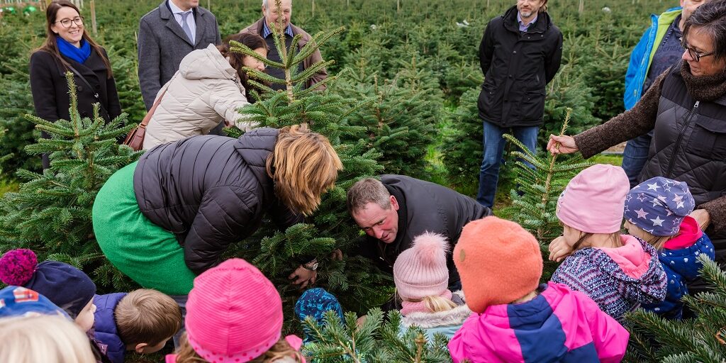 Kinder schlagen ihren Wunschbaum auf dem Tannenhof Oberweilbach